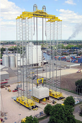 Der Enerpac Self-Expanding Tower (ESET), eine eigenständige Gantry-Lösung, die Lasten bis zu 1.400 Tonnen heben kann